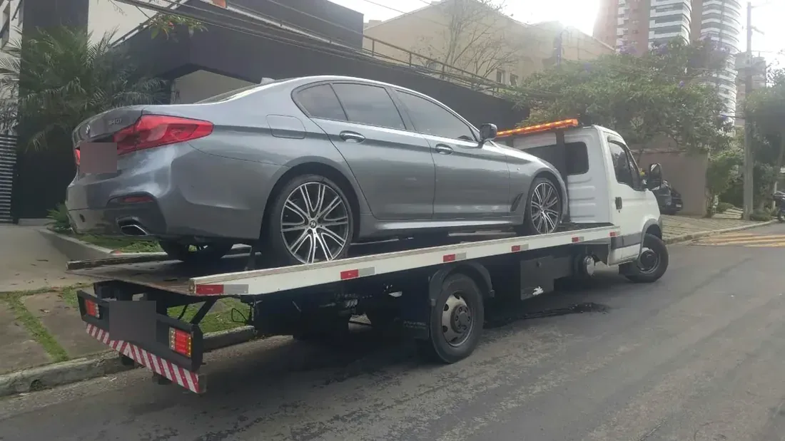 Sedã prata transportado em plataforma